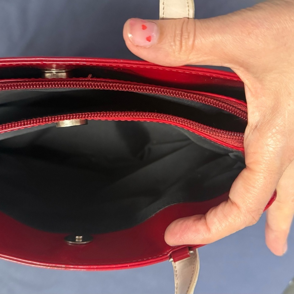 Red patent (charol) Pierre Cardin – Evolution evening handbag. - Picture 13 of 13